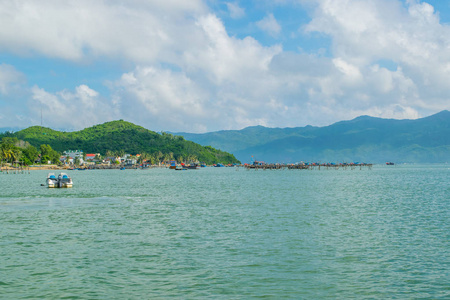 海景观与岛岸边的船