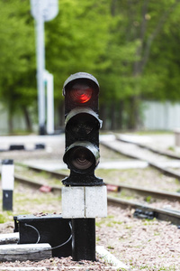 交通灯显示红色信号在铁路上。车站