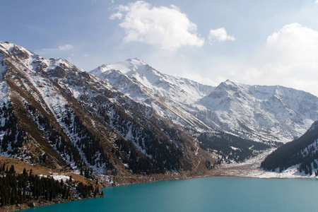 在雪山湖