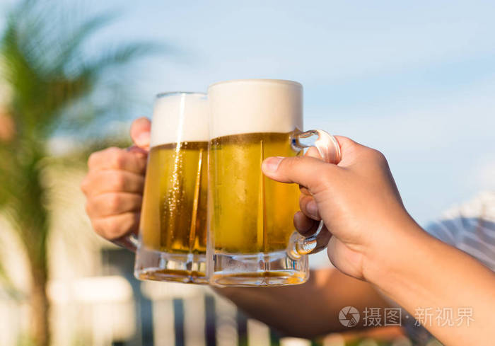 党手拿着杯啤酒无比一起在outdo