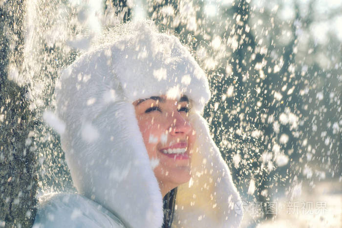 在雪地中夕阳光快乐的少女的画像照片 正版商用图片0x0w84 摄图新视界