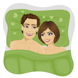 年轻的夫妇在躺在床上看着对方的爱