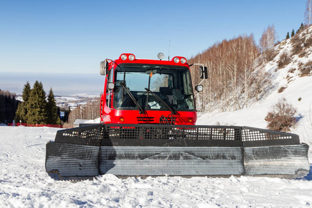 大红色雪堆在哈萨克斯坦的道路上