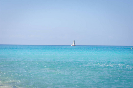 海景。海岸的利古里亚海，碧绿的水。在地平线上的帆船