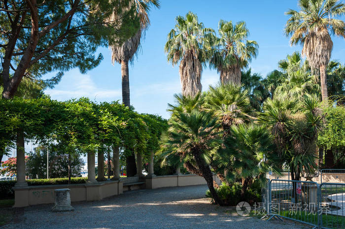 美丽的花园棕榈树跟喷泉在圣雷莫