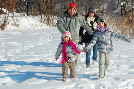 幸福的家庭，在冬天上周末, 在户外有雪的乐趣