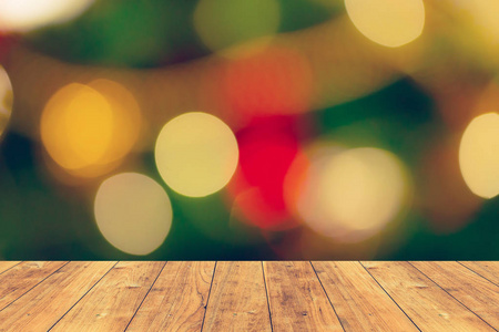 木地板与模糊圣诞夜轻散景背景