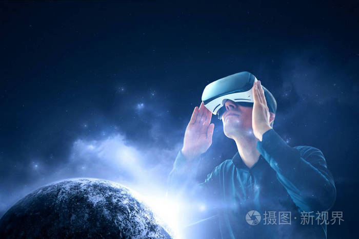 戴眼镜的虚拟现实的人.未来的技术概念