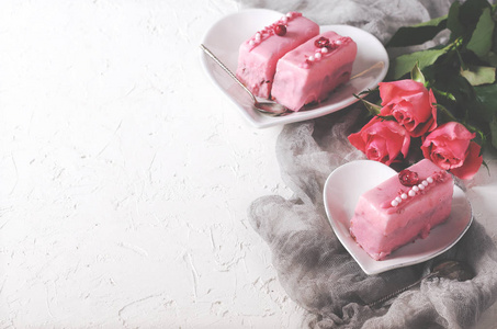 情人节粉色蛋糕和白色的具体背景上两茶匙。您的文字的的自由空间。结实的影响