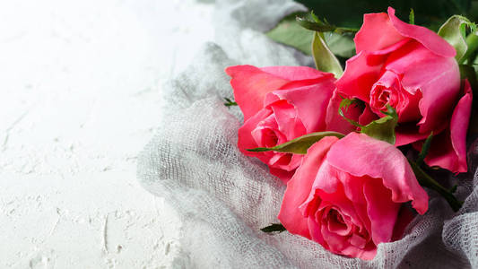 粉红玫瑰花束在白色的背景。顶视图与副本空间