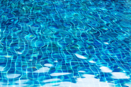 太阳反射在游泳池中的水