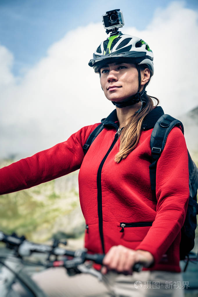 Mountainbiker 与早孕头盔上