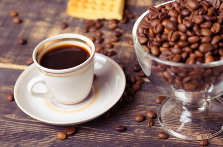 杯白咖啡和咖啡豆旧木背景