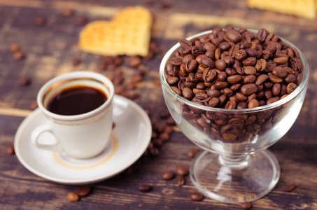 杯白咖啡和咖啡豆旧木背景