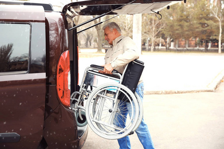 男人装轮椅