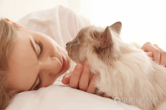 美丽的年轻女子与可爱猫咪