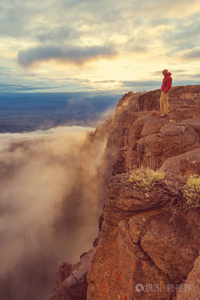 在陡峭的悬崖上的人