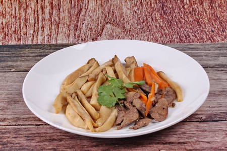 吃猪肝和胡萝卜炒杏鲍菇菇照片