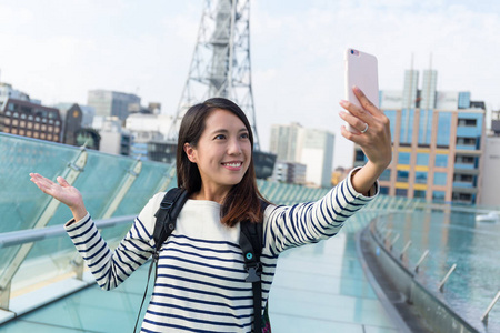 通过移动电话在名古屋市采取 seflie 的女人