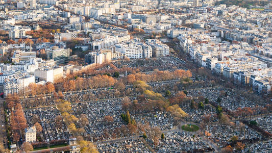 巴黎城市天际线与蒙帕纳斯公墓