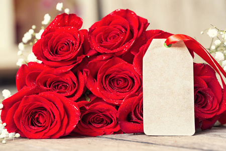 红玫瑰与空白的礼品表