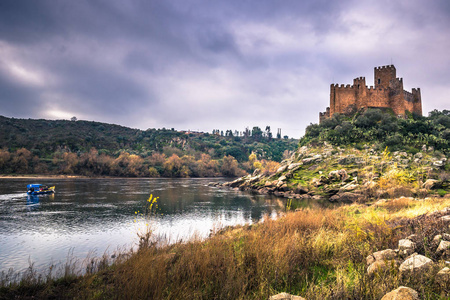 2017 年 1 月 4 日 Almourol，葡萄牙的中世纪城堡的全景视图