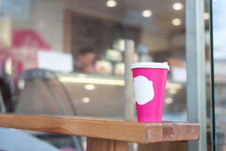 粉色咖啡杯中的咖啡厅