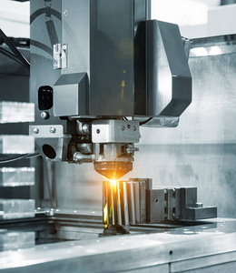 床车间数控线切割机床切割模具零件照片