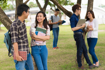 同学们站在公园图片