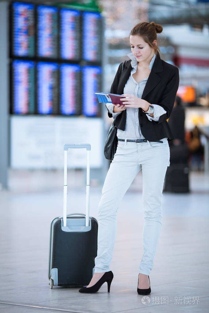 年轻漂亮的女乘客在机场