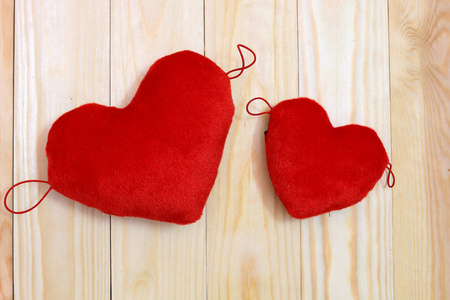 用红色的心，在木材的情人节背景。顶视图与副本空间