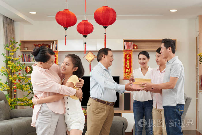 亚洲家庭交换礼物