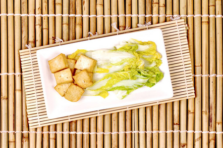 泰国白肉片香肠辣混合蔬菜沙拉图片