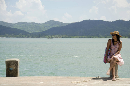 亚洲旅行的泰裔女子假扮维多利亚海港的海和 sk