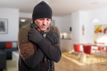 风趣的小男孩冷得发抖人的画像在下雪的天气下感觉非常冷穿着暖和衣服