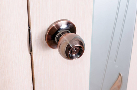 背景的粉红色的门上的锁闩的圆门把手照片