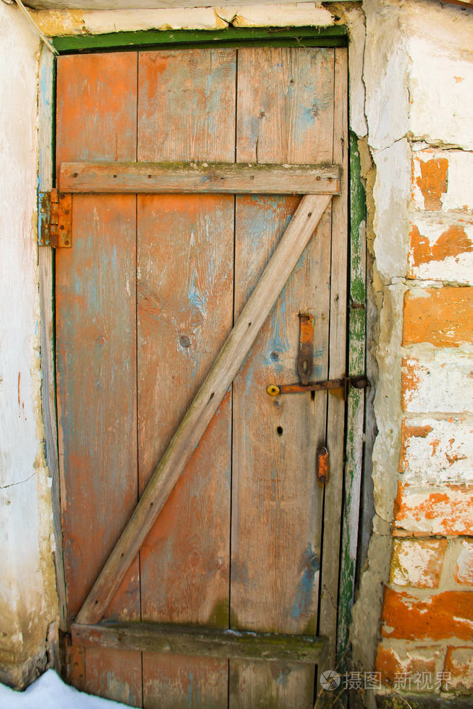 旧的老式木门与褪色的油漆