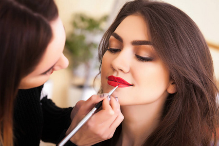 女孩沙龙化妆师做化妆女孩在沙龙,美容概念照片