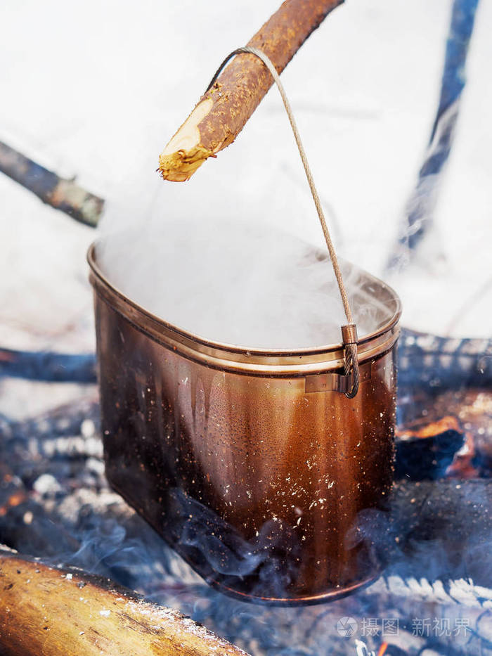 关于火锅的烹饪汤。冬天在森林中露营