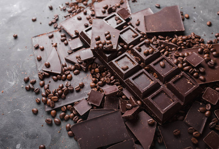 咖啡豆和黑巧克力。巧克力棒。与巧克力的背景。咖啡豆。肉桂棒和八角茴香