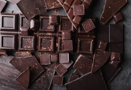 巧克力巧克力块。巧克力碎片。巧克力对木制背景的大酒吧。巧克力糖果