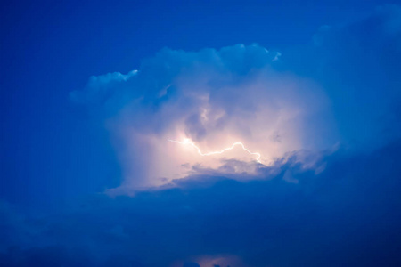 暴风雨云中的闪电。 雷声和云中闪闪发光的闪电。