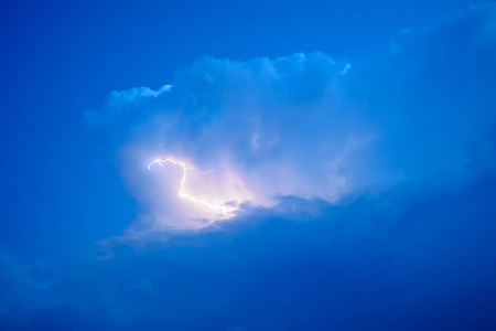 暴风雨云中的闪电。 雷声和云中闪闪发光的闪电。