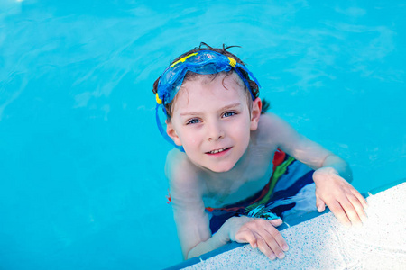 小小孩男孩在游泳池游泳比赛