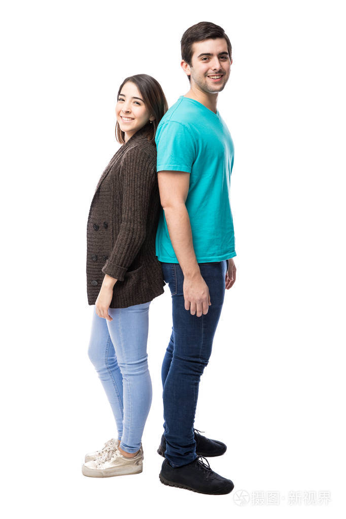 几个背对背站好