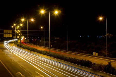 交通速度光在晚上高速公路高速公路上落后