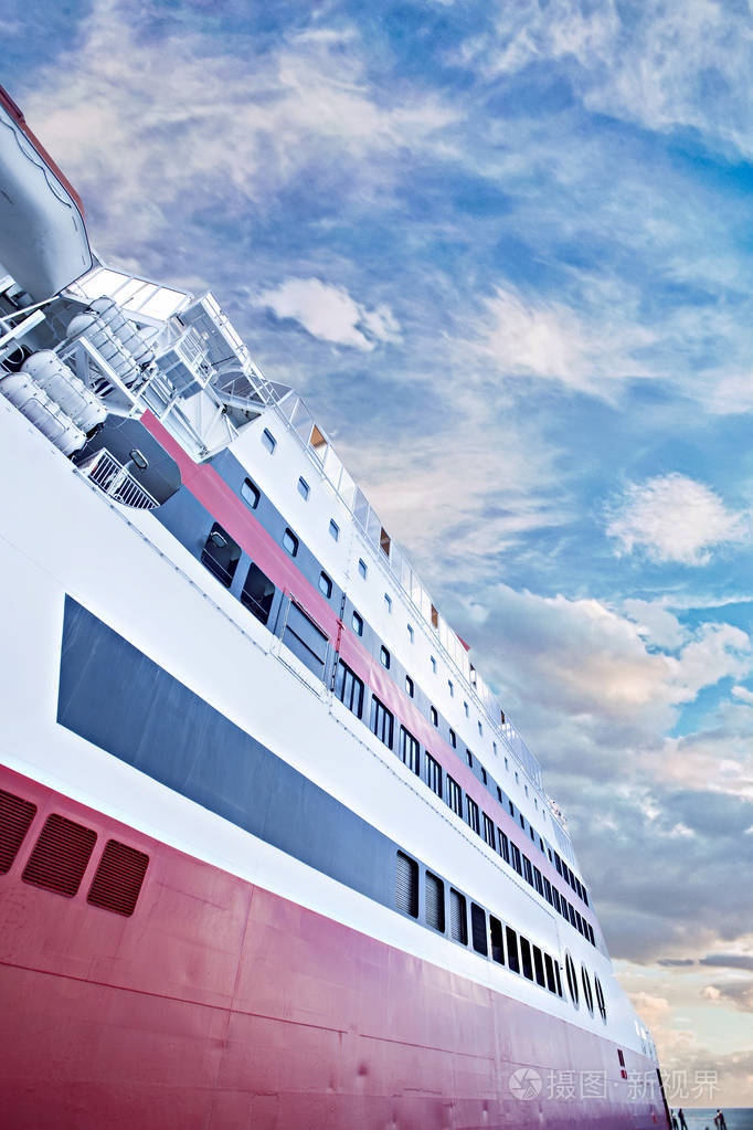 大船与蓝蓝的天空和洁白的云朵