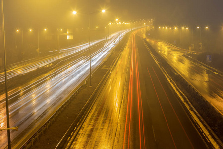 交通速度光在晚上高速公路高速公路上落后