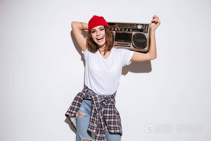 年轻快乐的女人,拿着录音机