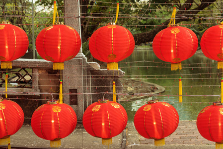 中国的灯笼与湖与自然背景